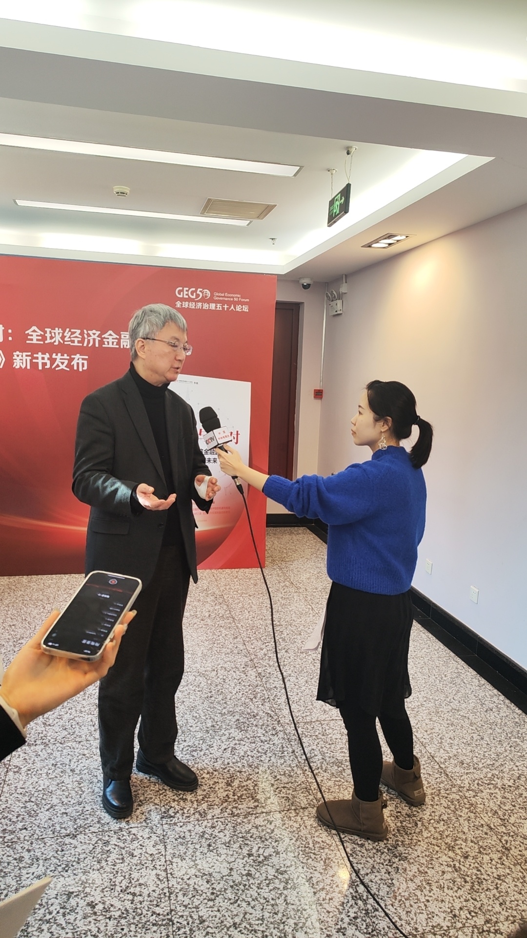 下午在清华见到了朱民行长，也问了下他怎么看股市，朱行长很严肃的回答，经济学家的原
