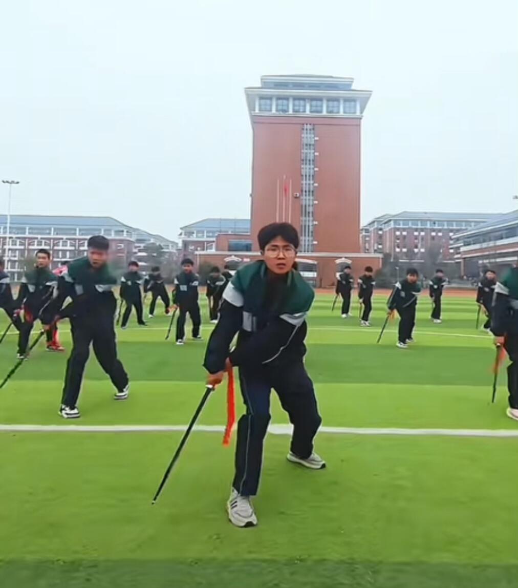 课间操改练武术操？家长吵翻了，到底行不行？
 
最近，“中小学课间操能不能换成传