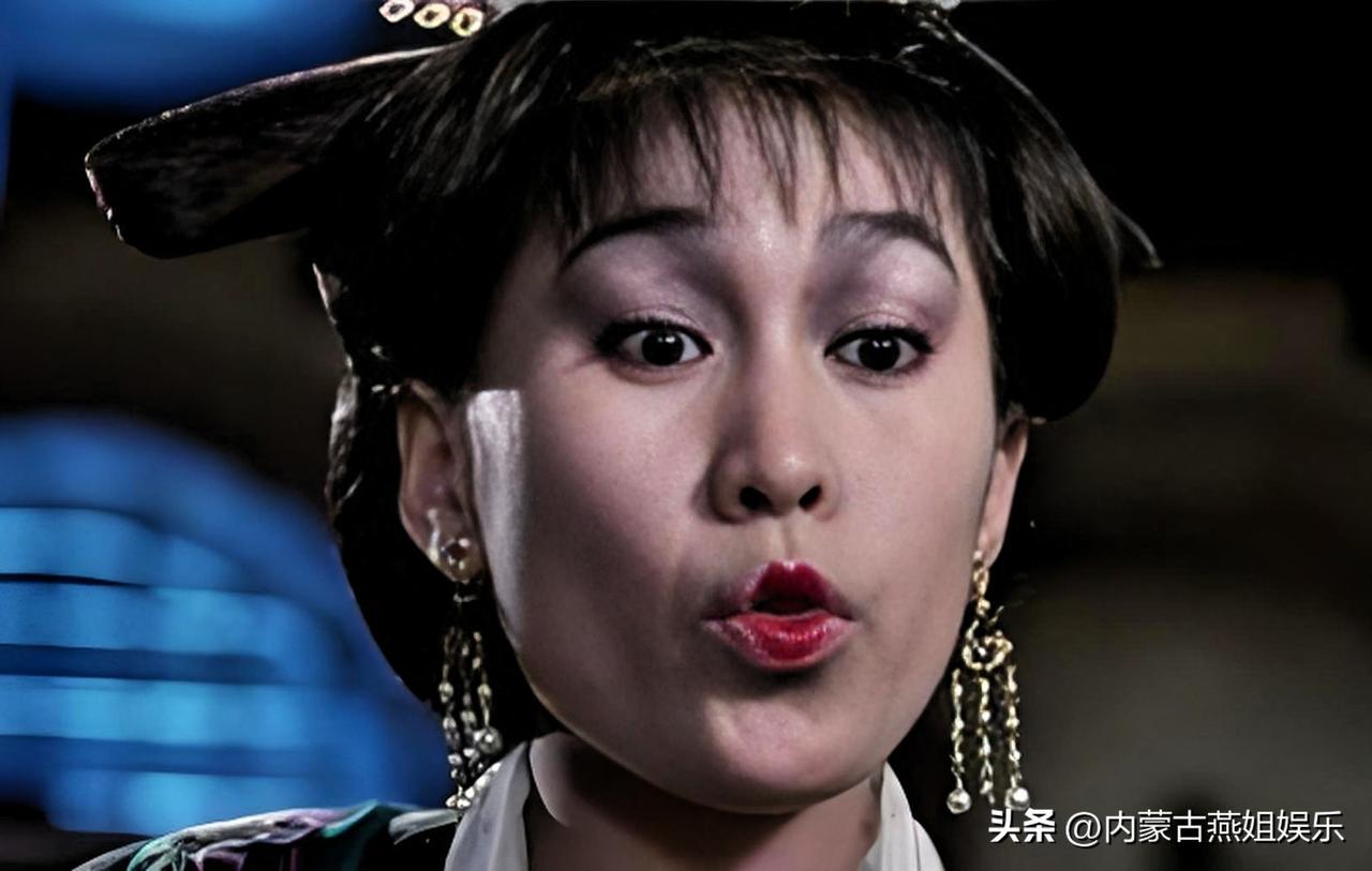 昨天跟着社区组团出去扭秧歌，那妆化得那叫一个浓啊。

下午回家卸妆时，对着镜子我