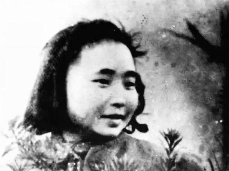 江姐牺牲二十四年后，其独子娶了毛主席夫人亲戚，这背后有何故事。
 
江姐原名江竹