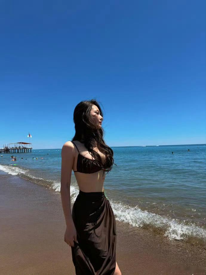 张馨予海边比基尼大片就两个字：绝美 