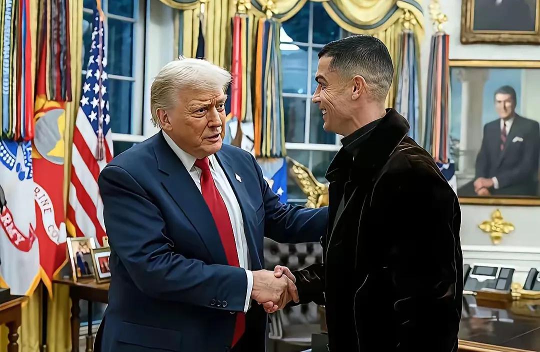 刷到C罗和特朗普同框的照片，第一反应是：时光真的不饶人啊！
 
40岁的C罗，球