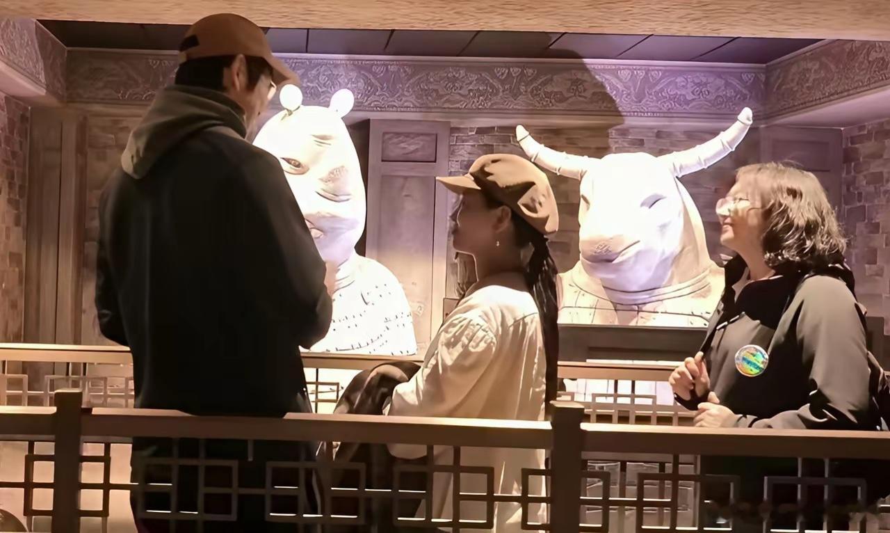 金莎和孙丞潇带着孙妈妈北京度假，穿着格纹长款大衣的金莎主动挽着婆婆手臂，笑容甜美