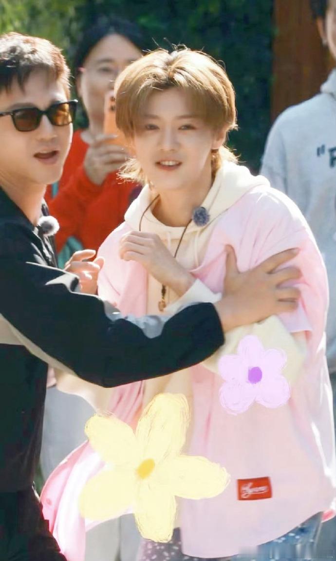 邓超鹿晗就这样父慈子孝邓超鹿晗打打闹闹 邓超和鹿晗的日常，就是父慈子孝式的互相调