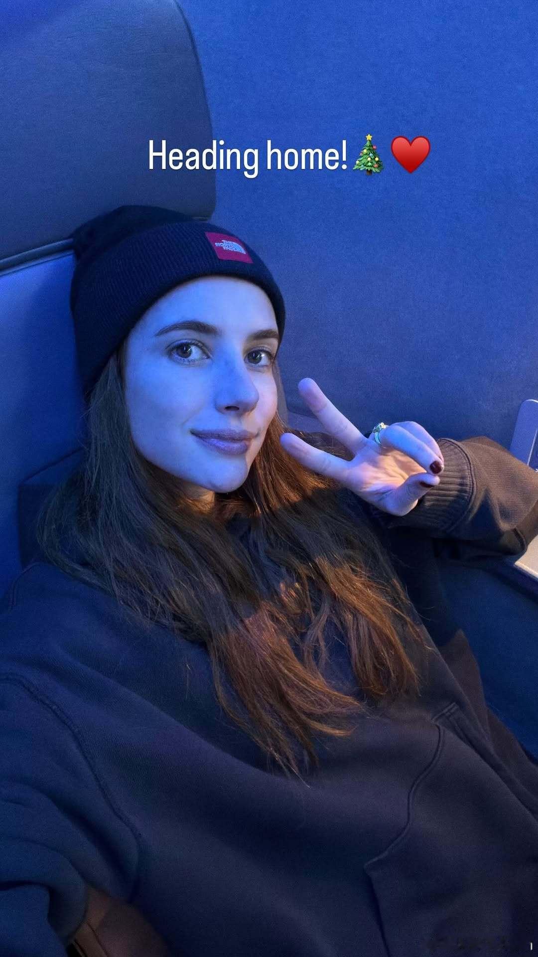 Emma Roberts艾玛罗伯茨新自拍私照，准备回家陪家人过节了🎄 