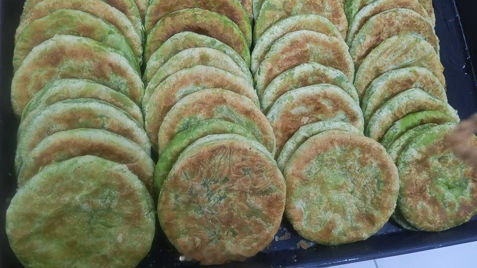 食堂出新品了，菠菜汁玫瑰清糖饼，这个不知道算不算是黑暗料理，反正我没敢吃我的日常