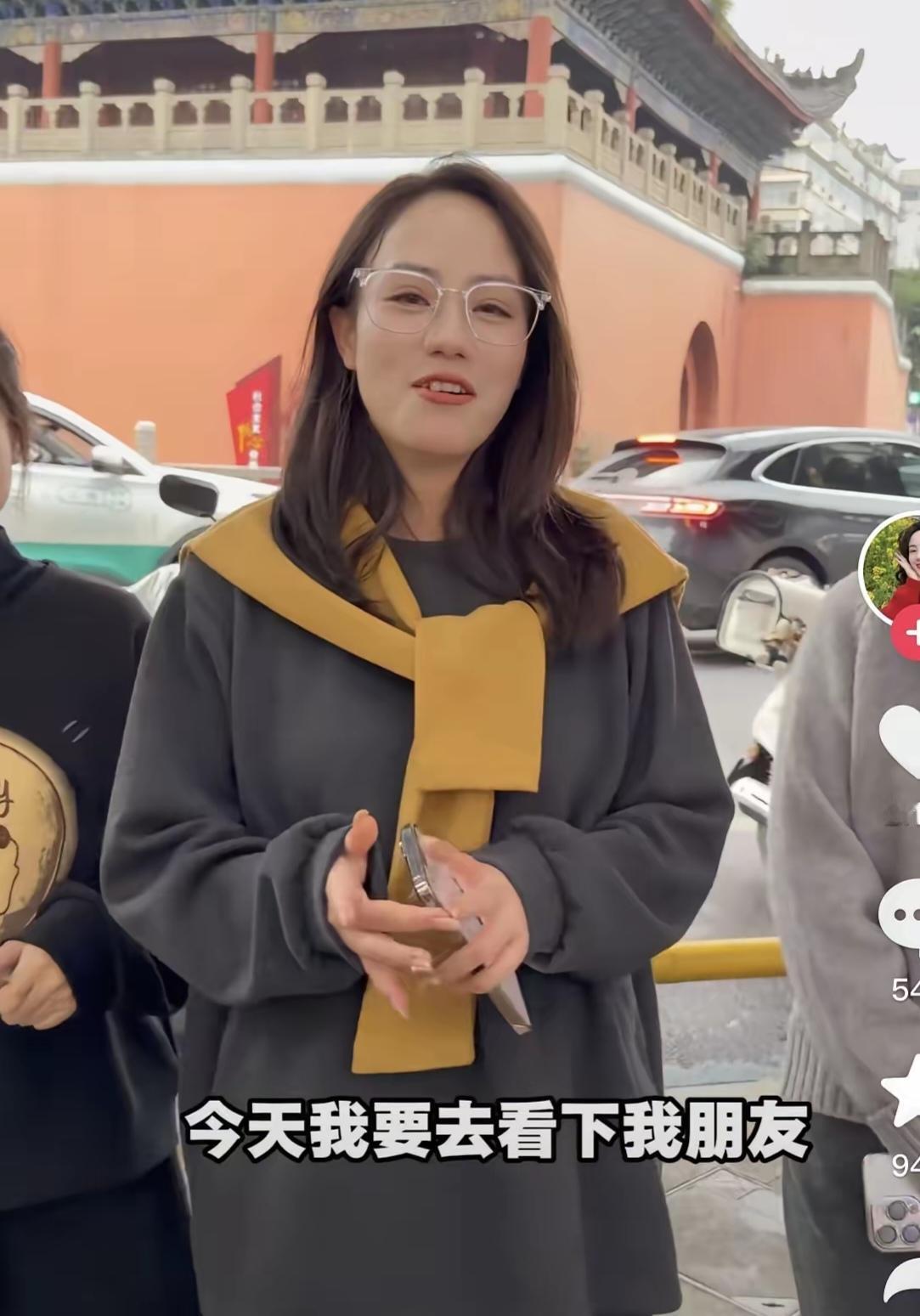 川乡小妹儿很喜欢化妆，因为可以卖化妆品。
川乡小妹儿也喜欢那两个落井下石，背刺小