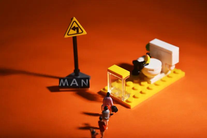 1月19日，多次超长时间如厕 ，单次如厕近4小时，员工“带薪如厕”被开除。辩称痔