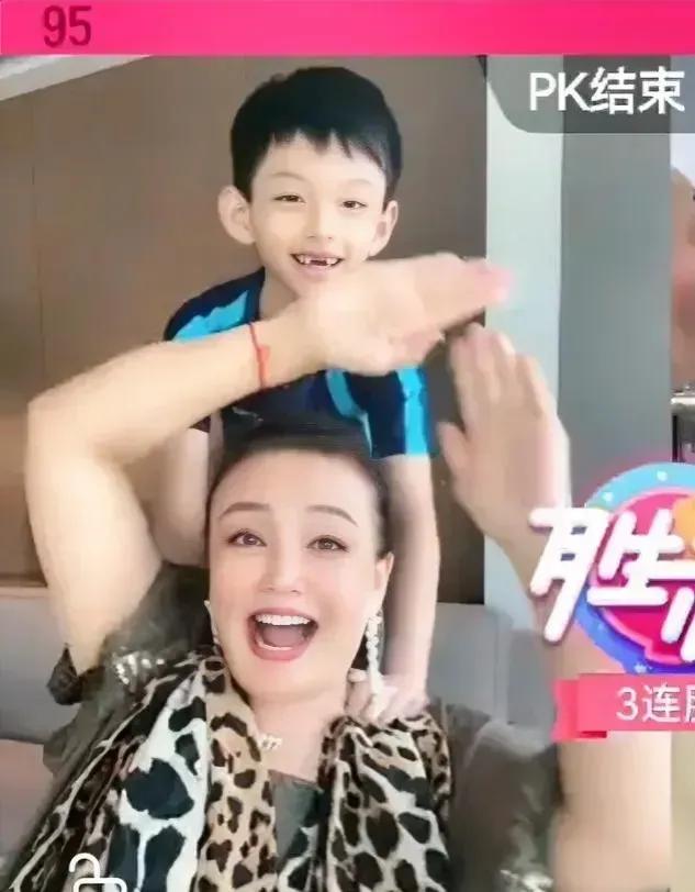 大S的儿子一点儿也不像她，倒是挺像汪小菲的，遗传了爸爸的优秀基因也好，长大了指定
