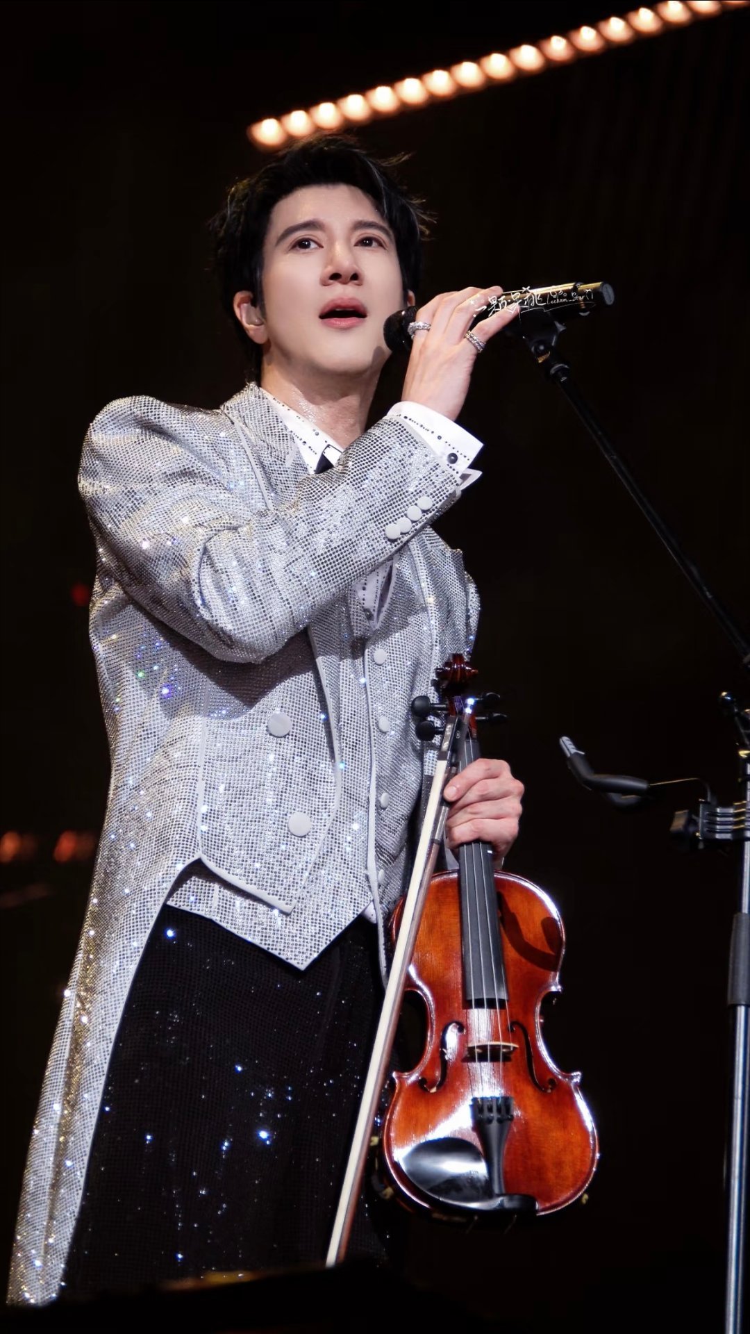 王力宏 一款高需求演唱会王力宏25年巡演从首场开到即将年末，疯狂加场密集全国巡唱