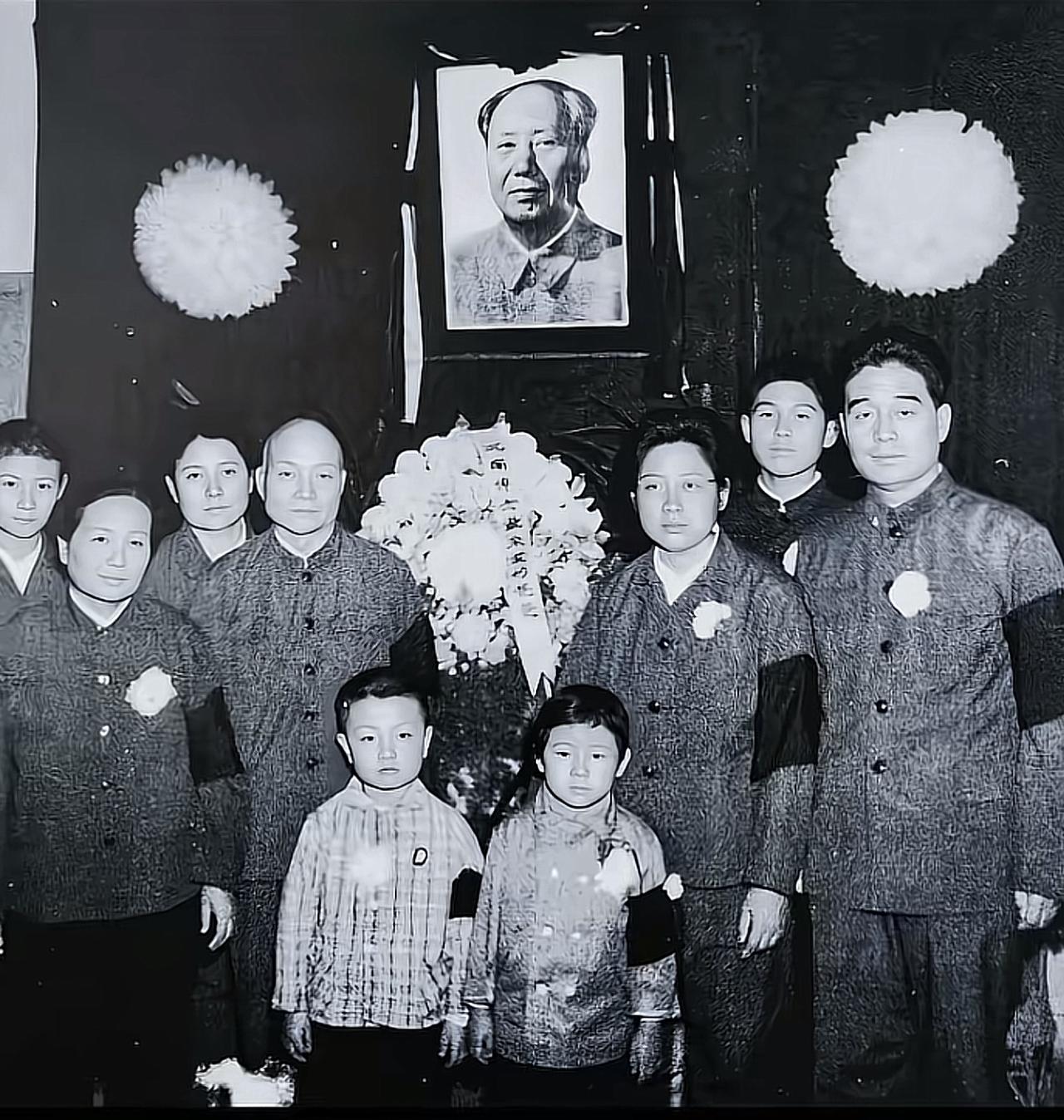 1976年9月，毛主席不幸逝世，举国悲恸。照片中是孔从洲夫妇、女儿孔淑静，以及李