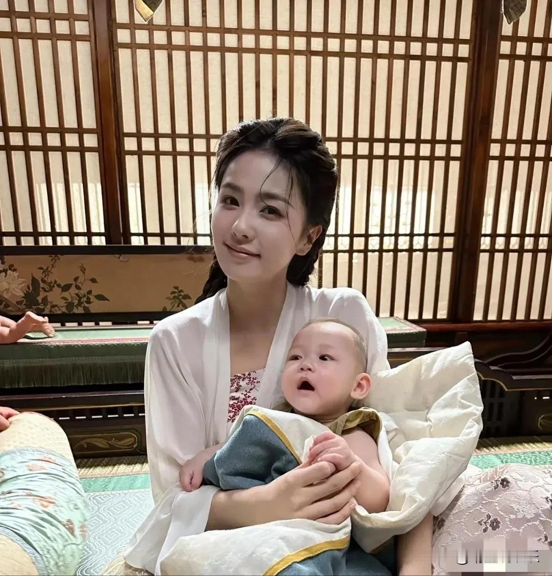 看来白鹿，是有些母性光辉在身上的，饰演刚生产完的妈妈特别温柔美丽，此前她演母亲的