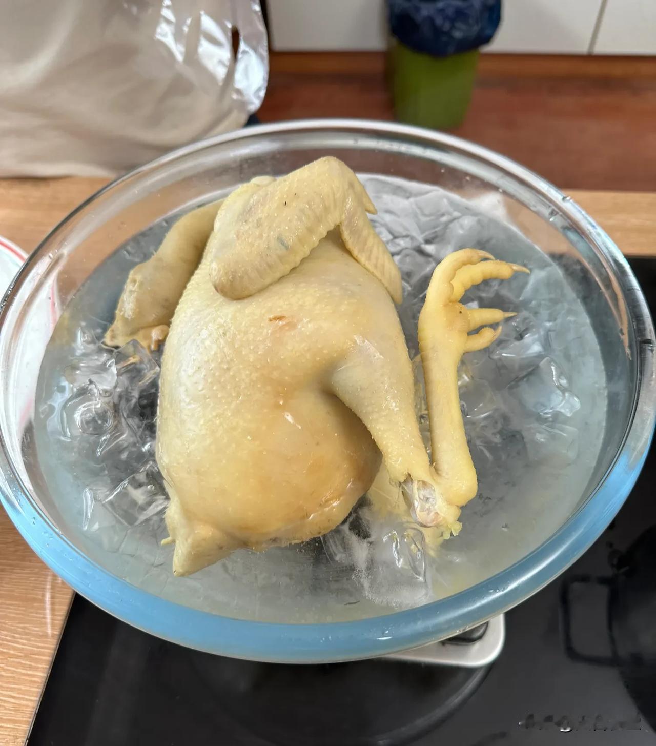 落大雨发大水杀鸡杀鸭吃把腿
今日菜谱：脆皮白切鸡