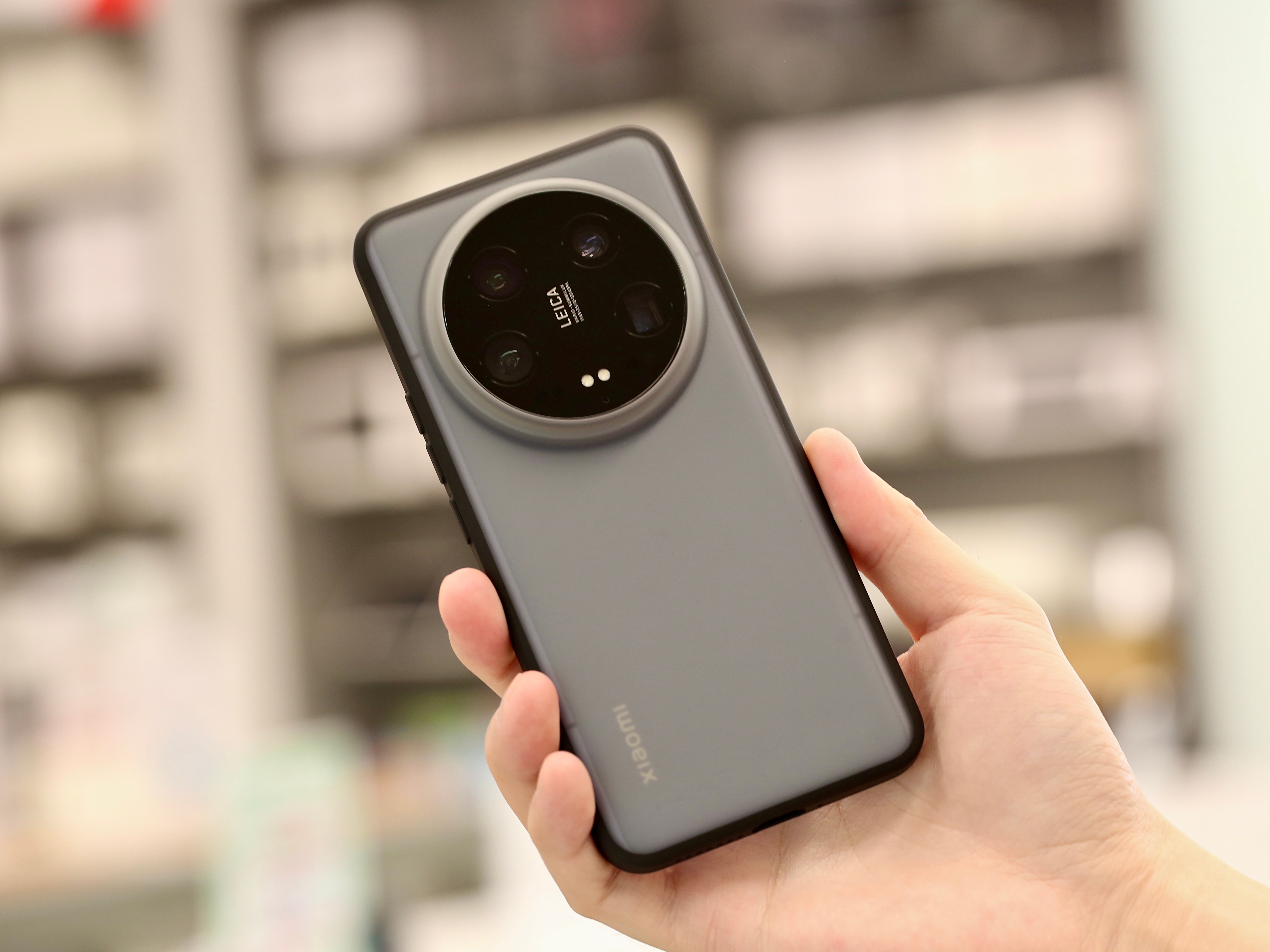 小米 14 Ultra 013，非磁吸约 23.4 克的重量，在一众 TPU+P