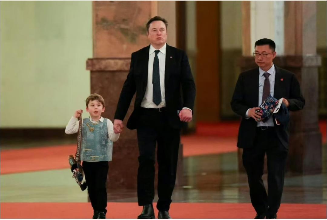 谁能想到平日里气场强大的马斯克，
来到咱们这边完全没了大佬架子，
一举一动都随性