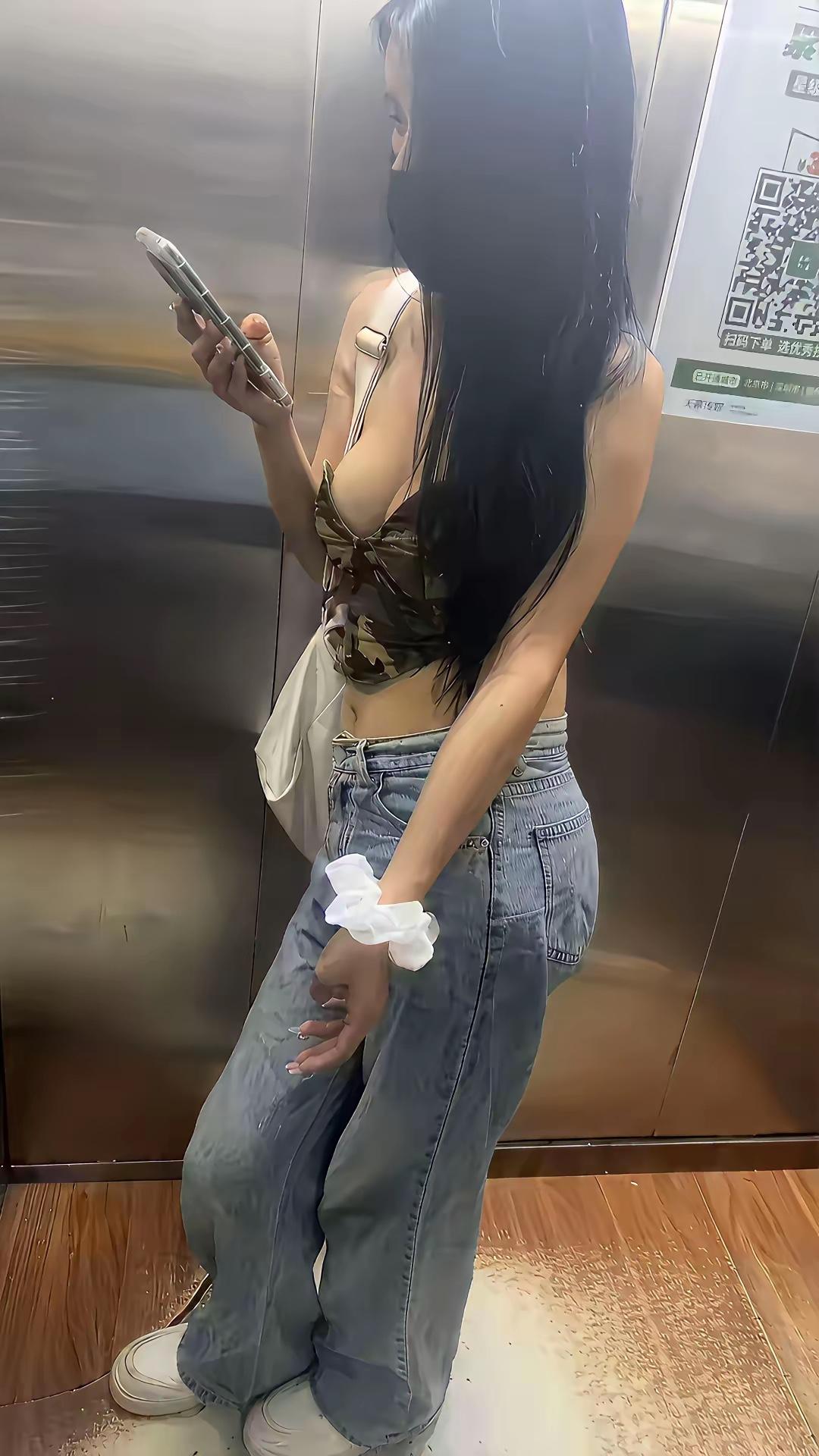 最尴尬的事还是发生了
带娃逛商场进电梯，撞见一个小姐姐穿得特暴露，我拽娃转身等下