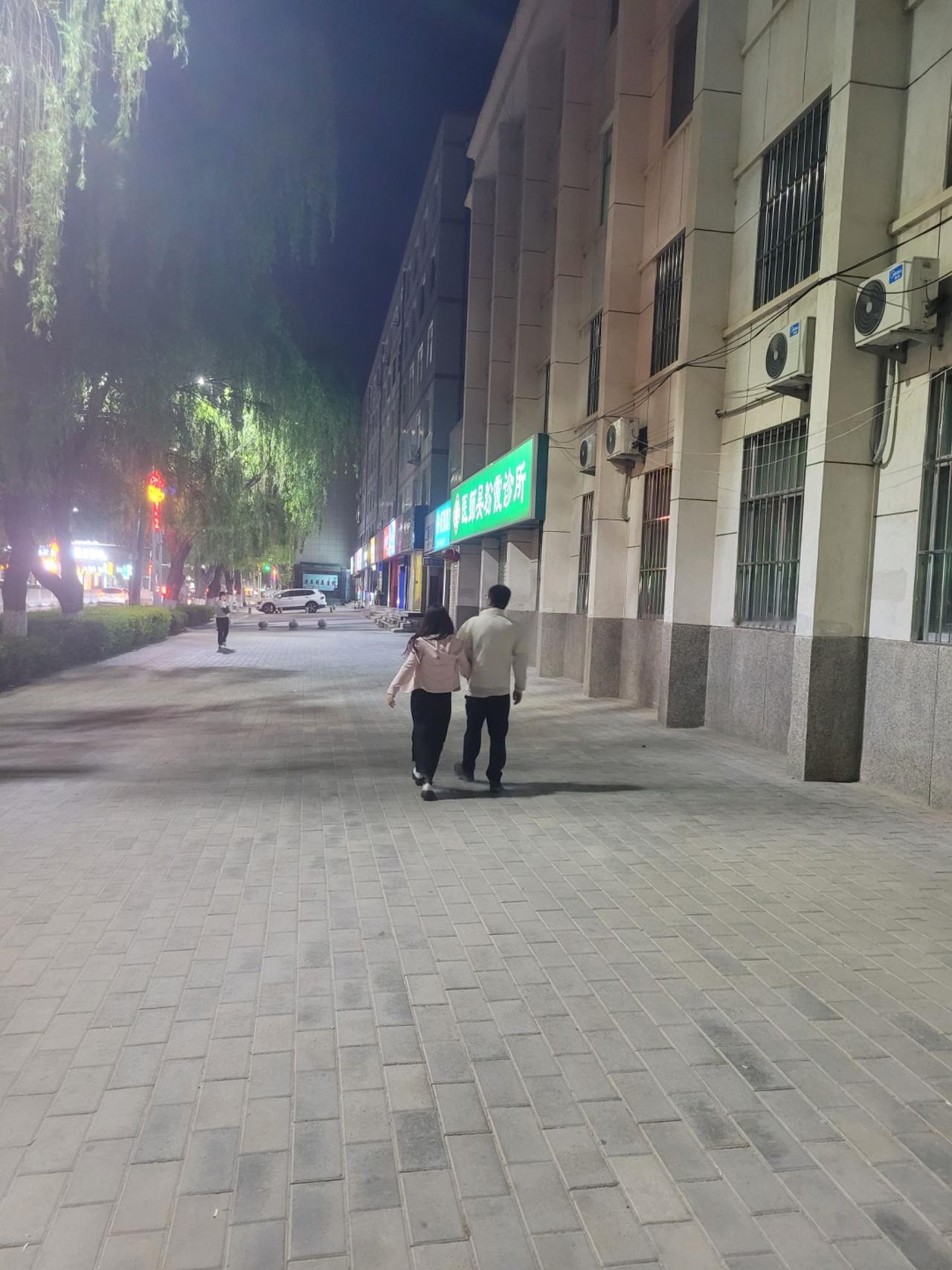 第一次怀孕时孕吐，反应很厉害，冲到厕所像是在拍灾难片。

我家那位，眼睛钉在电脑