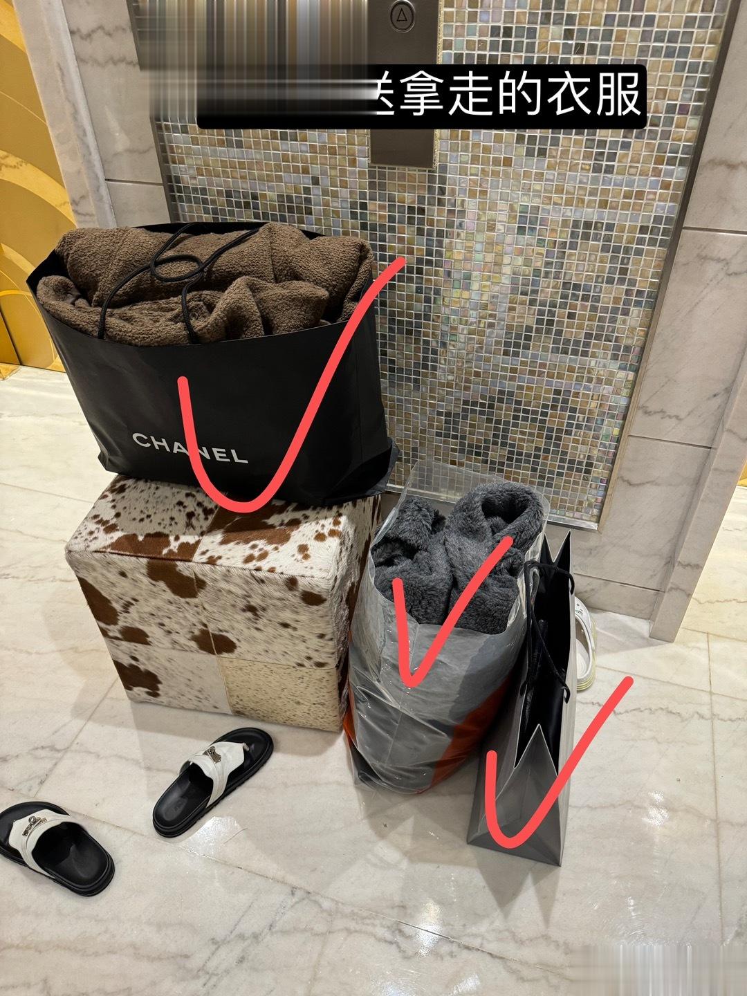 早上发现我家门口椅子不见了 问了一圈原来是闪送把衣服和椅子一起闪走了[微笑] ​