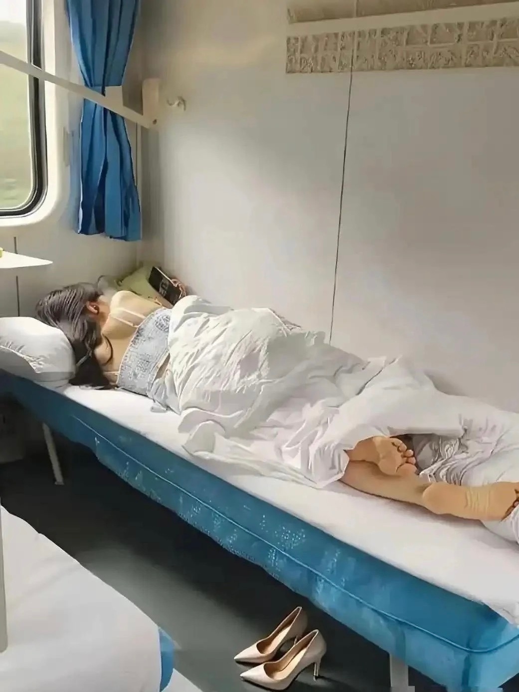 火车上敢这么不穿外套直接睡，高跟鞋真的靓 