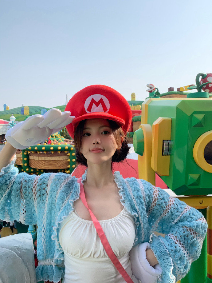 杨超越马里奥造型 是一款很有漫画感的绝世萌物呀，超越妹妹每次出去玩都会给我们粉丝