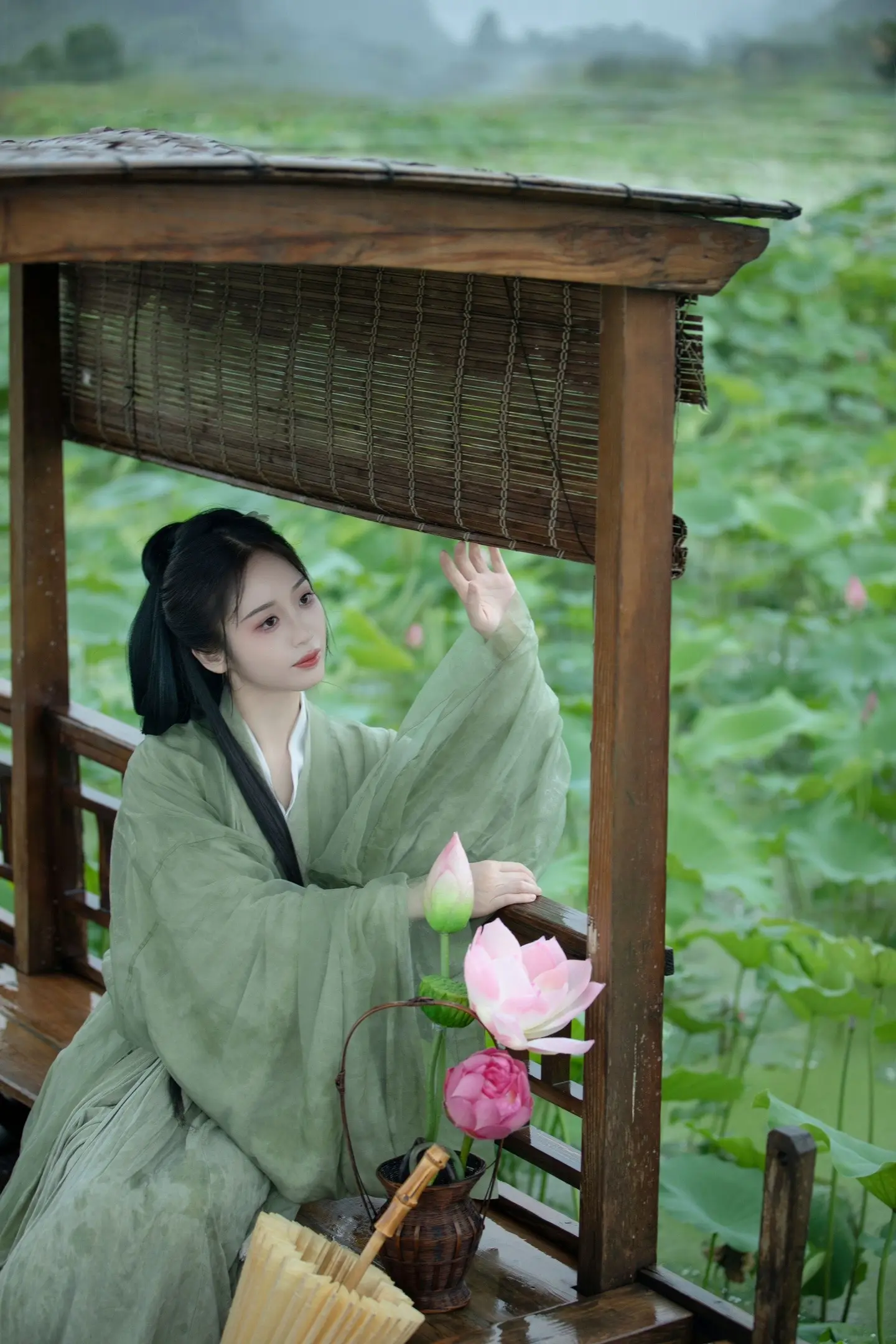 荷花十里，清风鉴水。