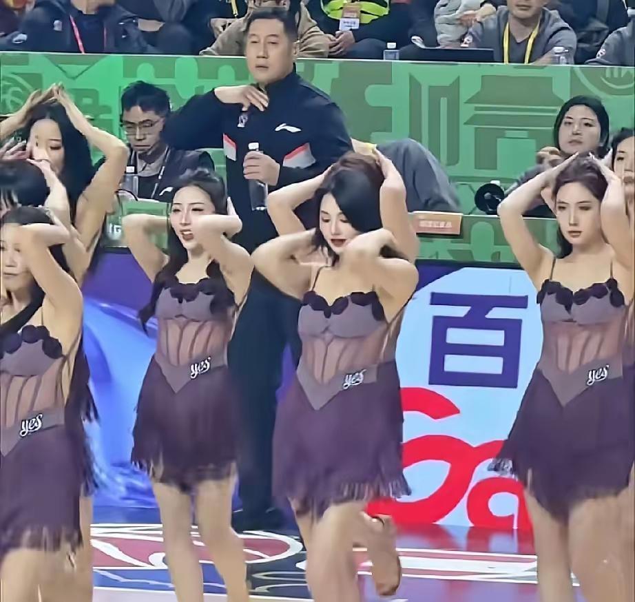 为什么CBA拉拉队上场时直播镜头就切走了，相信很多观众是喜欢看的，这热歌辣舞对球