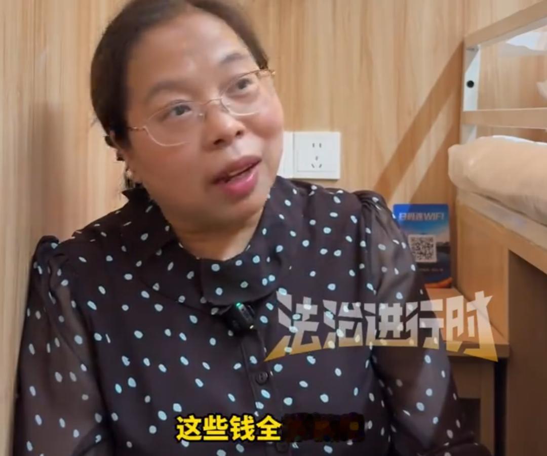 53岁重庆女子遭家暴，离婚纠纷近日开庭。丈夫车内常备上万现金，却不愿出2500元