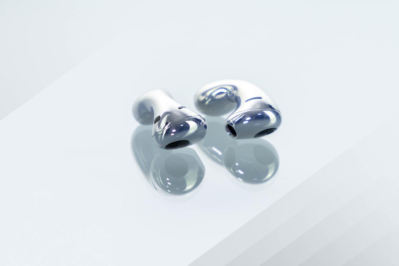 今年3月推出的新一代半入耳旗舰TWS耳机华为FreeBuds5又带来了一款新配色