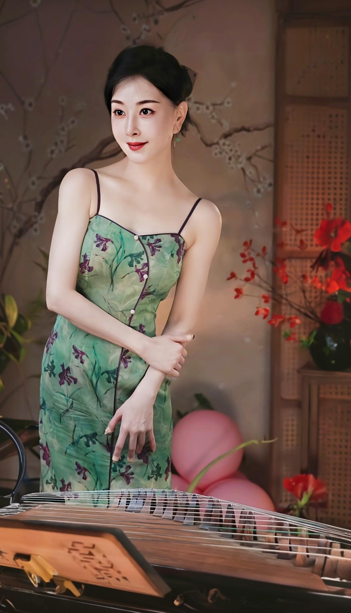 红袖添香，古筝悠扬。