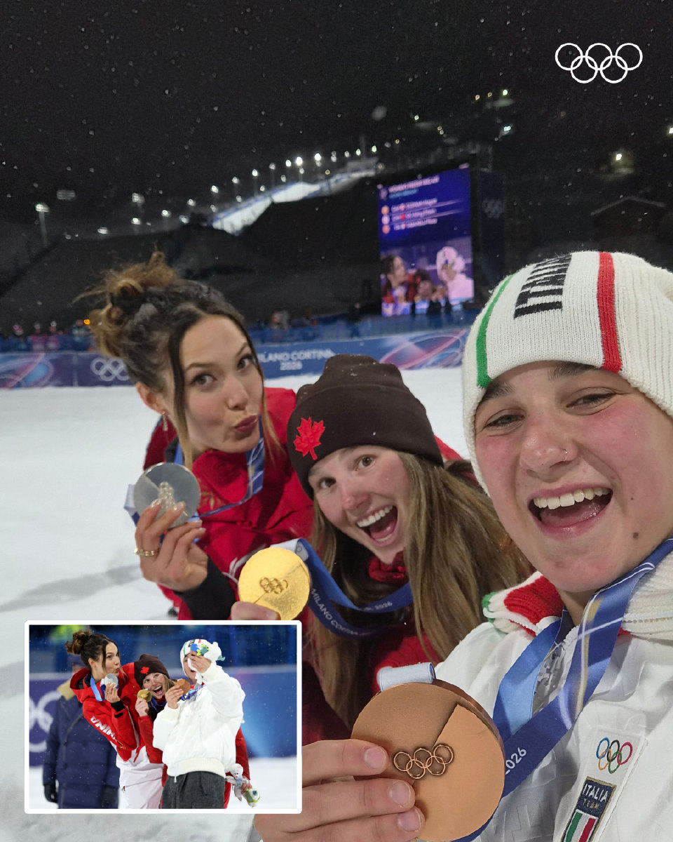 【 #谷爱凌5枚冬奥奖牌创造纪录# 】谷爱凌在米兰冬奥会第二张领奖台自拍。米兰冬