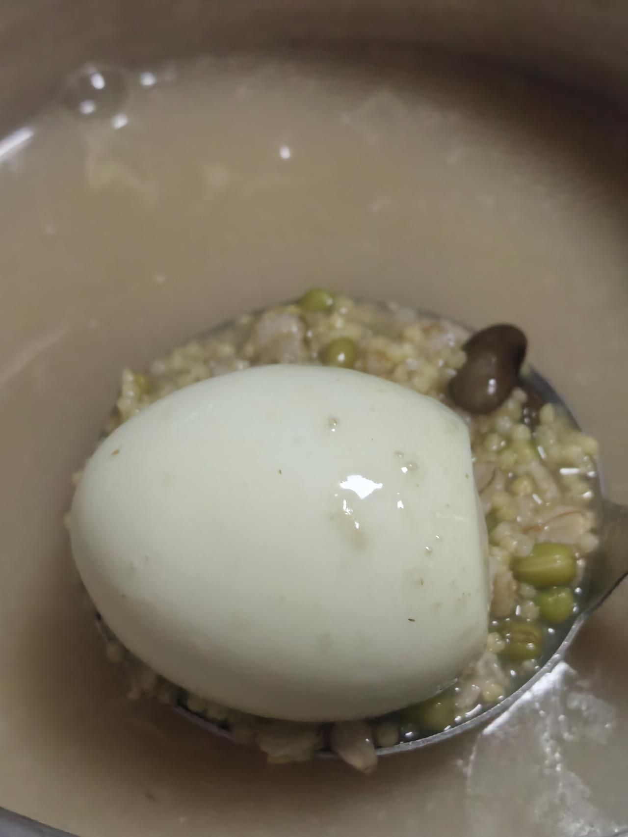 《素食斋》第65天
嘴上上火枣不吃，燕麦小米绿豆粥。
黑豆又来凑热闹，面包芝麻瓦