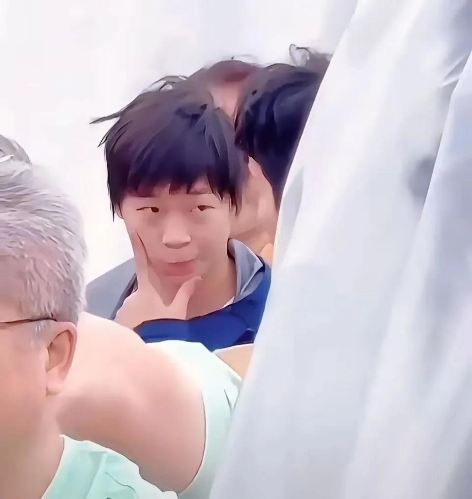 全红婵在澳门参加活动的时候，看看她在人群中的样子，好社牛啊！
现场那么多人，她就