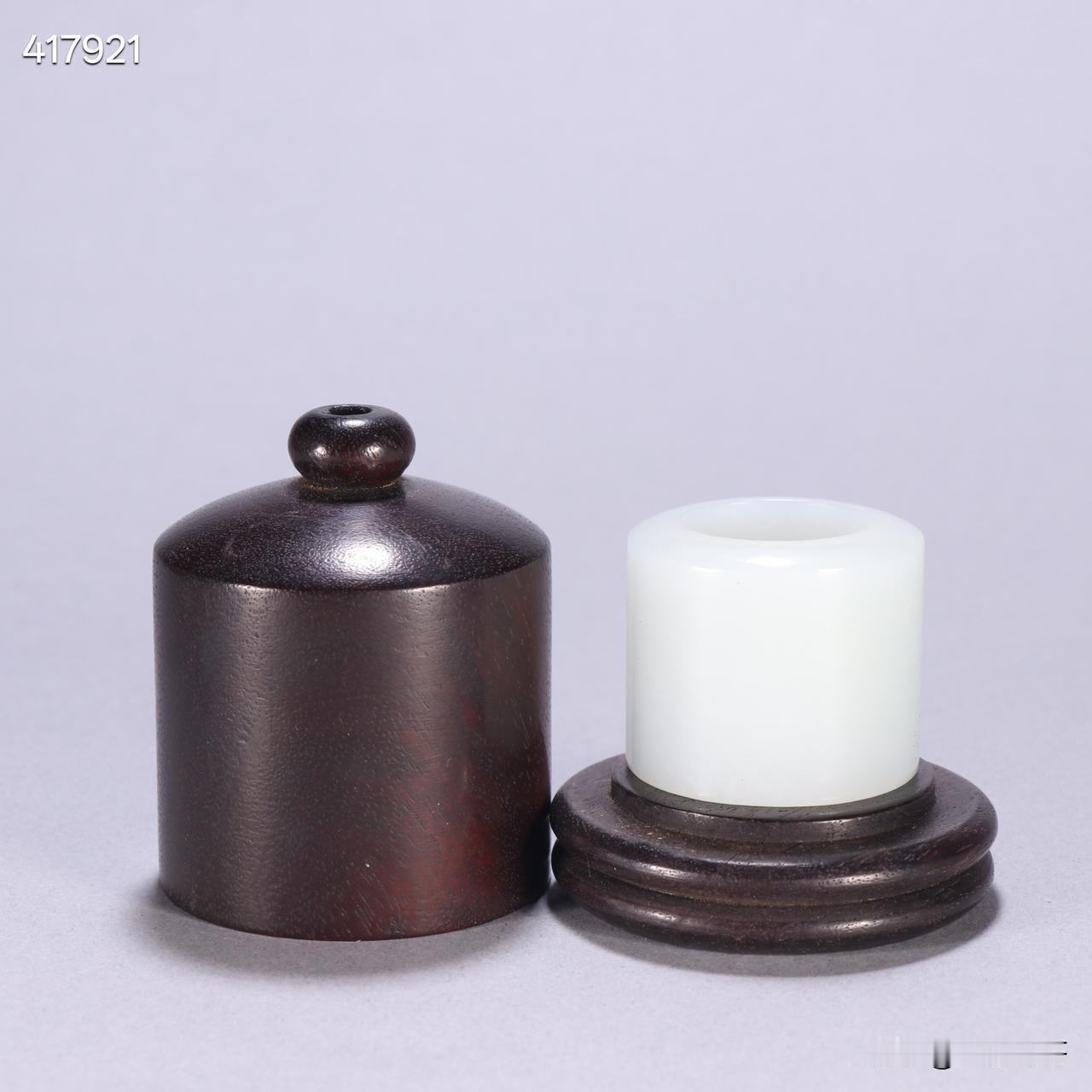 清 和田玉扳指带盒一套
规格：内径2.1cm宽2.9cm重45.2g