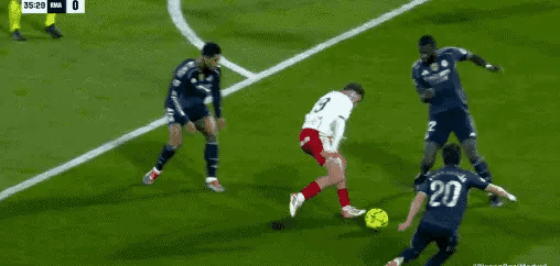 客场皇马待遇，这就是裁判的水平了，上半场赫罗纳没给点，下半场也就不会给皇马点！