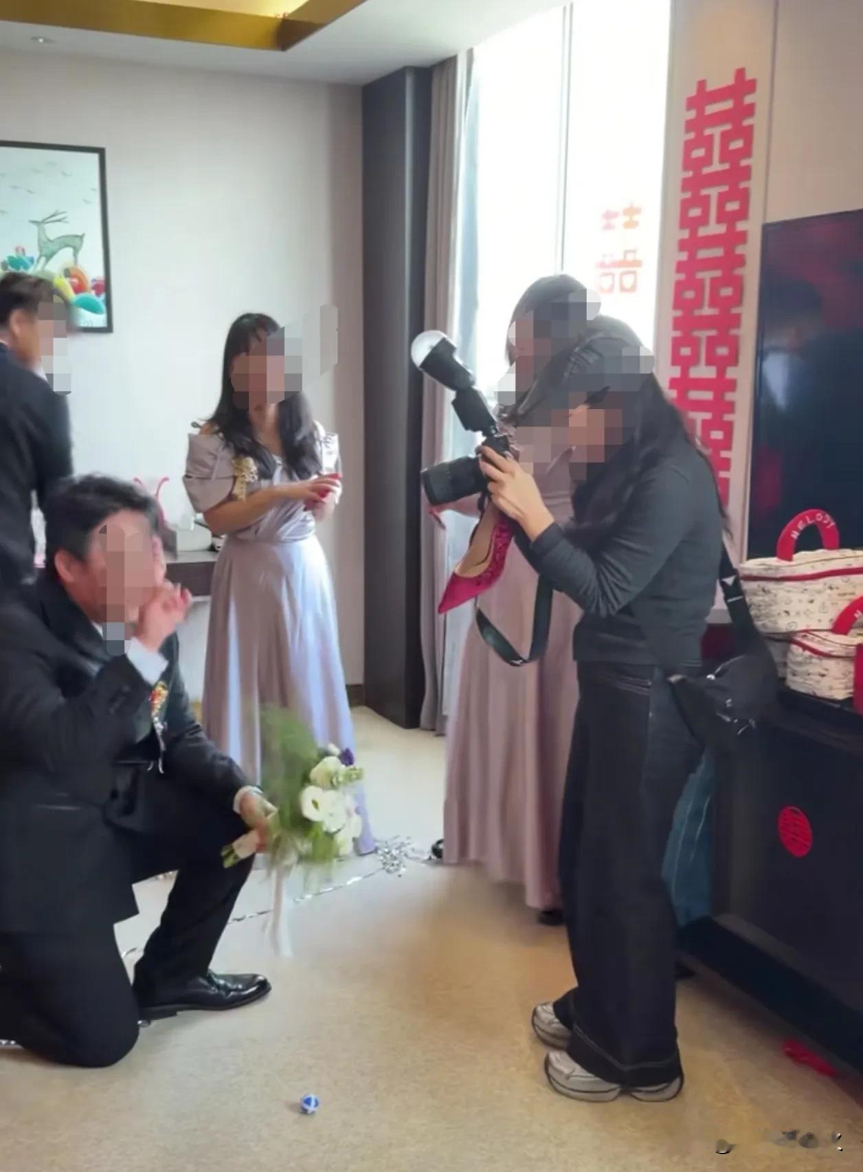 真的笑不活了！

最近，广西玉林一位新郎官，兴冲冲地到房间里满地找婚鞋，准备迎新