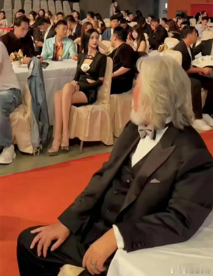 张纪中导演对美女的嗅觉非常敏锐，堪称一流。 ​​​