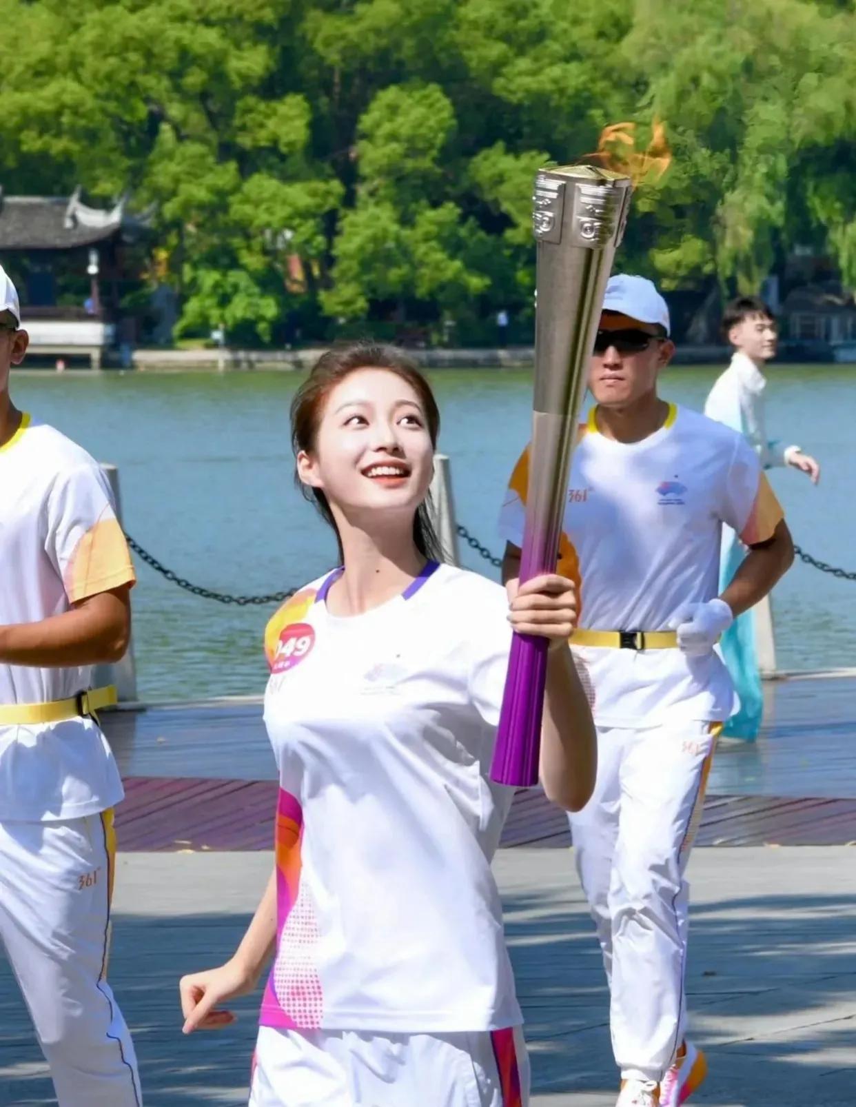 确实好看，
天选火炬手！