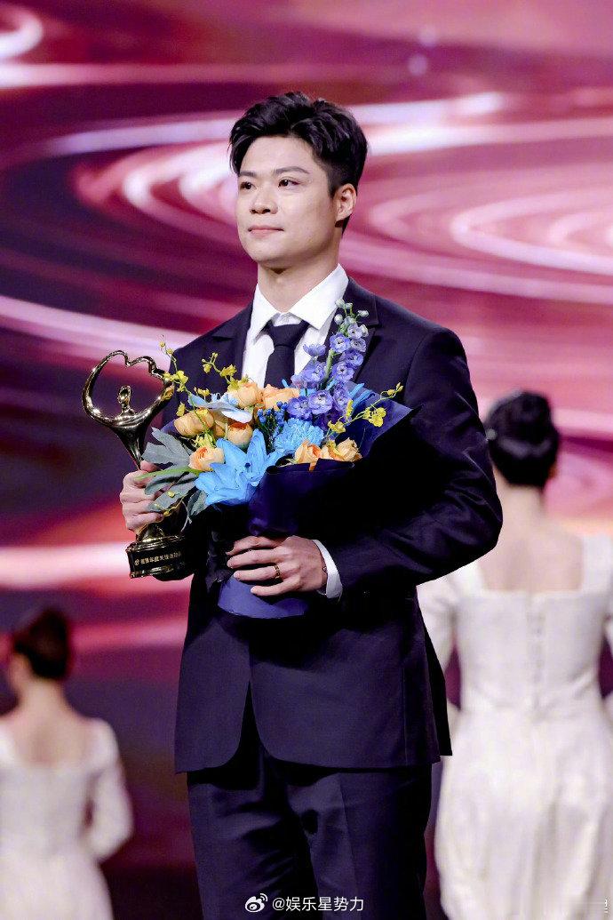 微博之夜那些该被记住的温暖瞬间 有人把11分钟前的评论搬上红毯，有人把异乡人的归