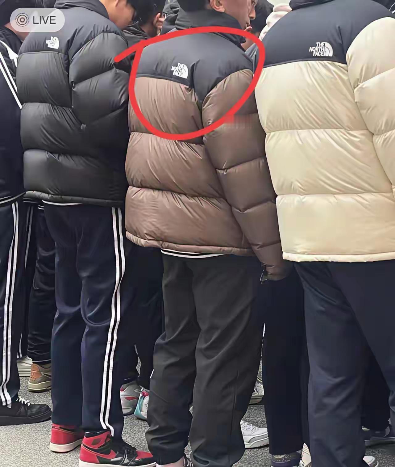 儿子说学校的同学都是穿这个品牌的羽绒服，他也叫着让我给他买一件，说真的，我属实看