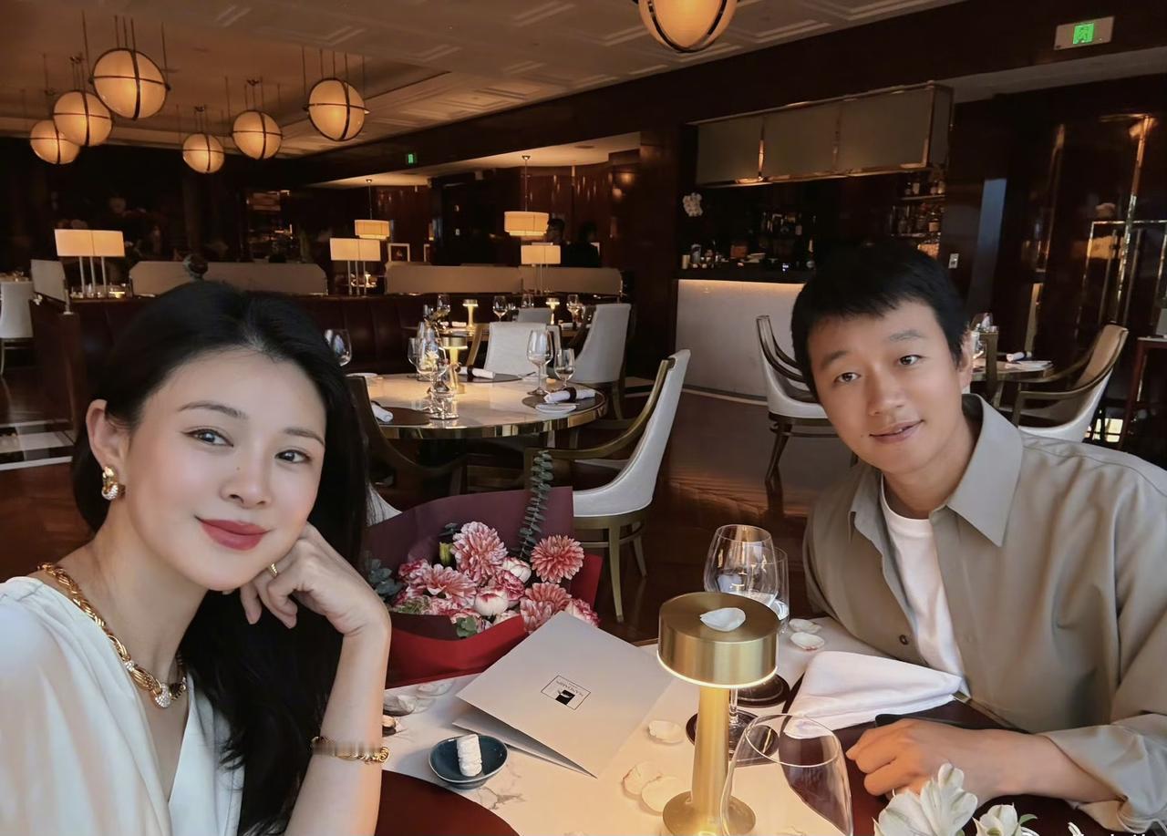 8月20日，佟大为晒与老婆关悦合影，庆夫妻俩结婚19周年快乐。

佟大为与关悦是