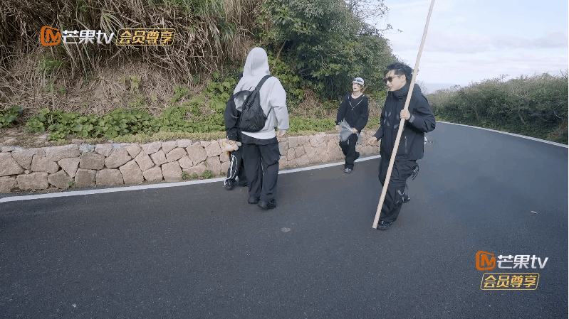 齐思钧找到了自己的梦中情棍 齐思钧中二魂又犯了，拿着棍子模仿孙悟空，还用棍子帮大