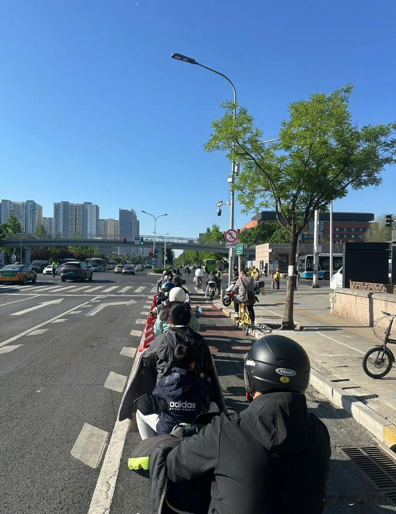 北京石景山区早高峰电动摩托这么守规矩，自觉排成一排，极度舒适感早高峰电动车