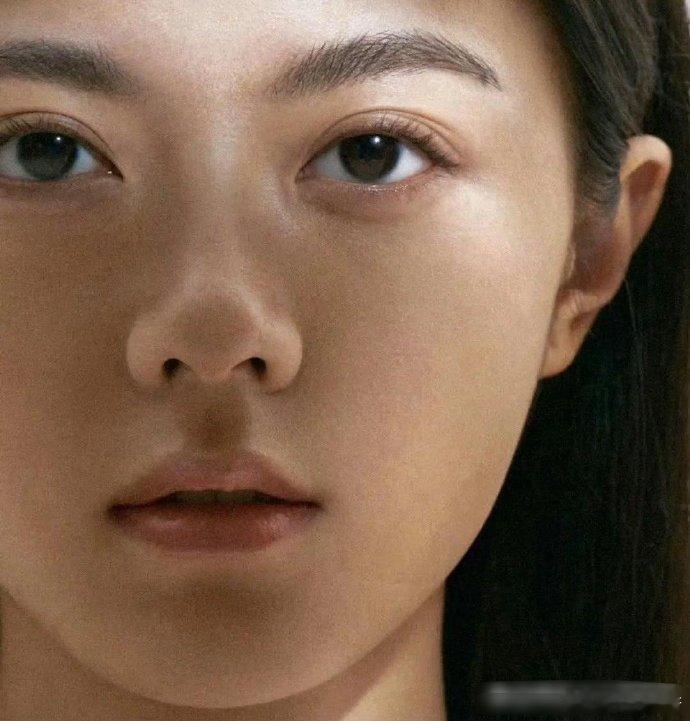 突然发现赵今麦和刘浩存都是鼻孔外翻小猪鼻，这种鼻型真的好显幼态啊 
