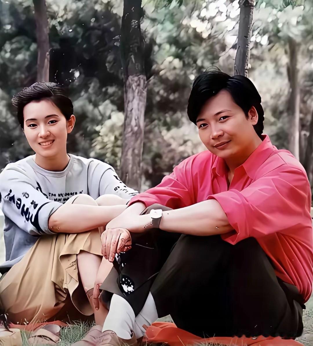 这张摄于1982年的照片，定格了17岁巩俐和启蒙恩师尹大为的青春时刻。
那时的巩