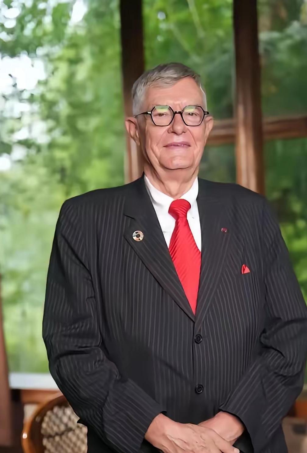 比利时前驻华大使奈斯，做出了令人意外的人生选择。卸任外交职务后，他既没有返回欧洲