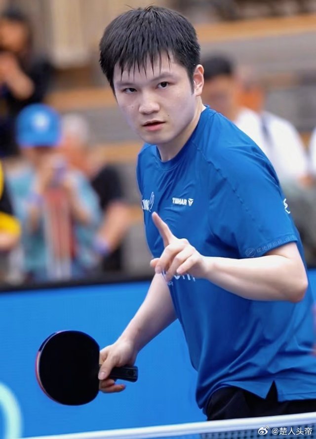 樊振东最淡定输球欧冠赛场樊振东连输两场，全程面无波澜、淡定从容。因球队已提前锁定