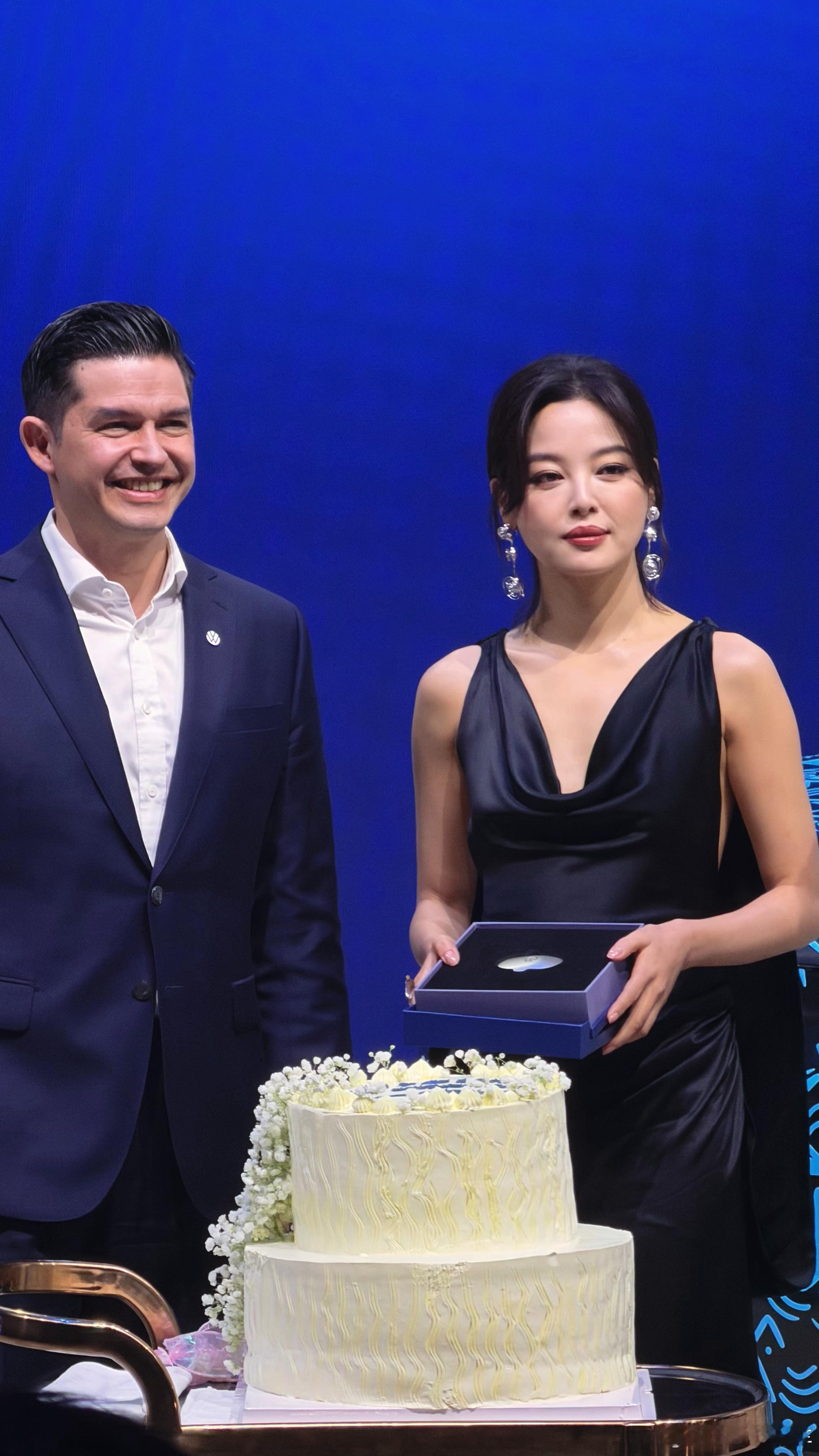 辛芷蕾本人真的就是举手投足都魅力十足的大美女～而且今天刚好是辛芷蕾的生日，在生日