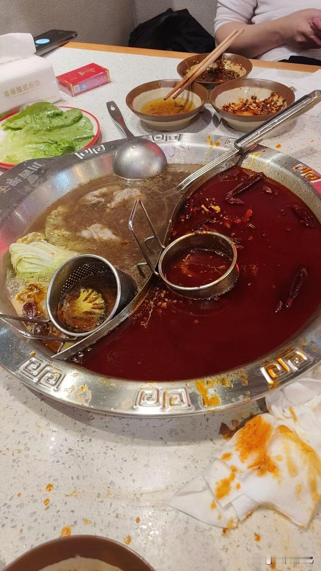 不管是涮肉还是煮菜，往辣汤里滚一圈，味道直接翻倍，辣得过瘾又开胃，果然辣味儿才是