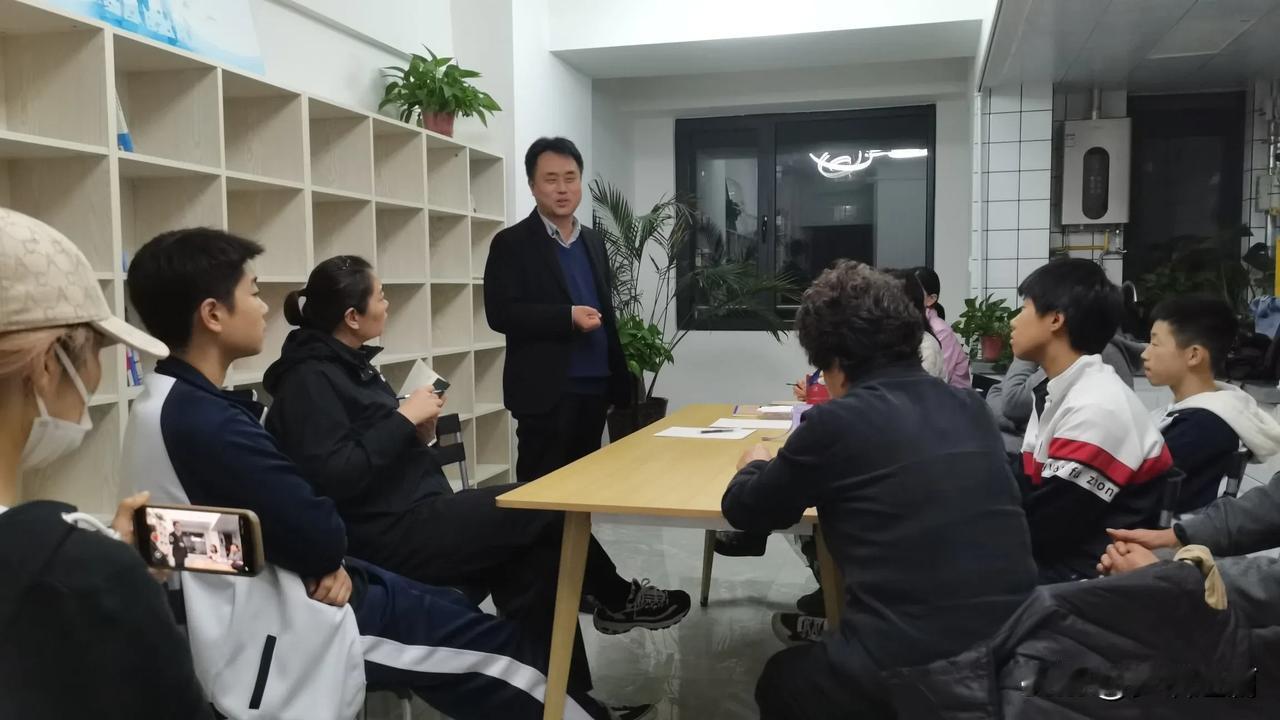 “修己以清心为要，涉世以慎言为先。”独处时，内心清静是高深的境界；群处时，说话谨