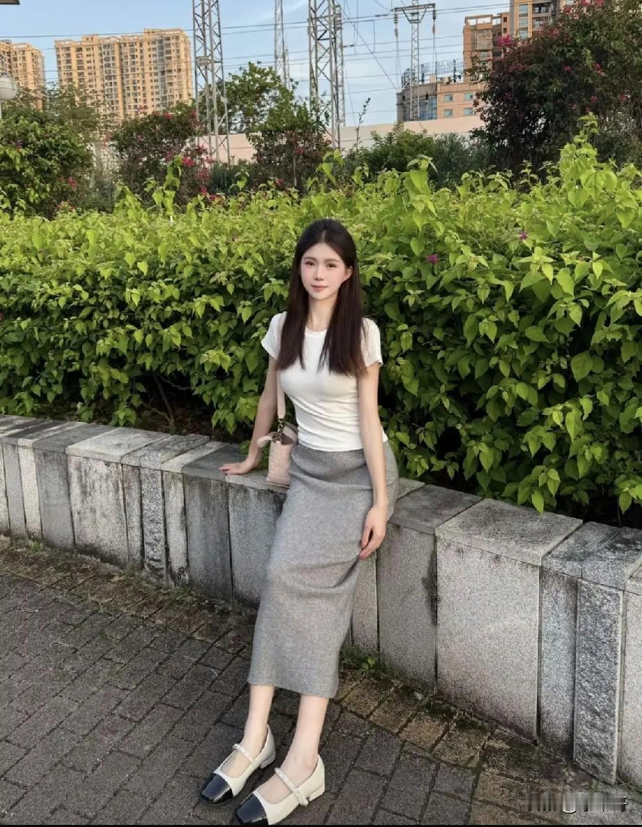 如果按比例来的话，她的鞋子应该穿48码